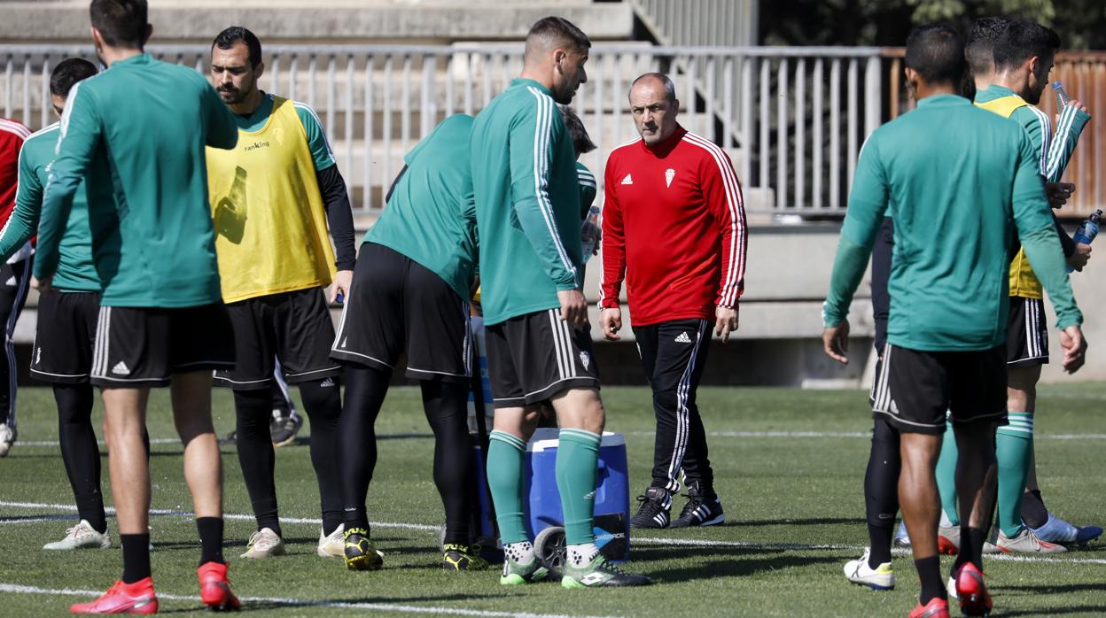 El entrenador Juan Sabas, en el primer entrenamiento que dirigió la plantilla del Córdoba CF