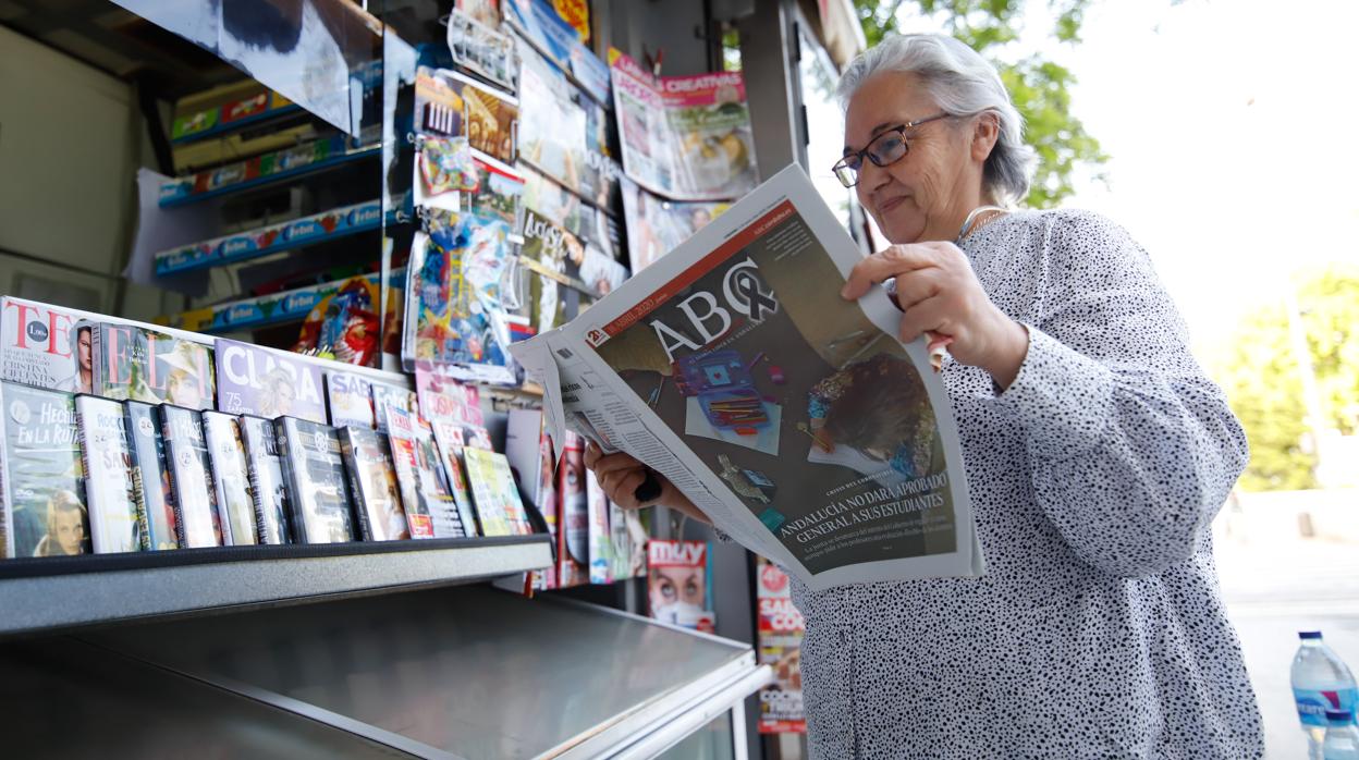 Una lectora de ABC Córdoba comprando su ejemplar en un quiosco del Centro