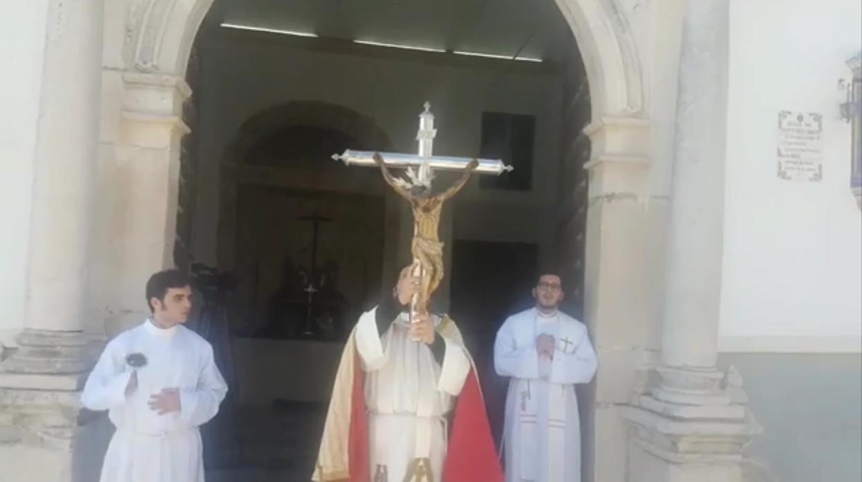 El Cristo de la Salud, en manos del sacerdote, en el momento de la devoción