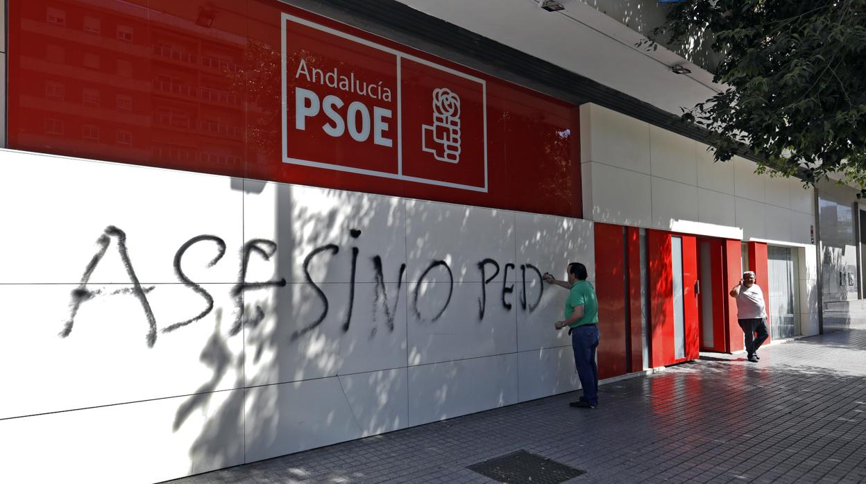 Pintada en la sede del PSOE de Córdoba