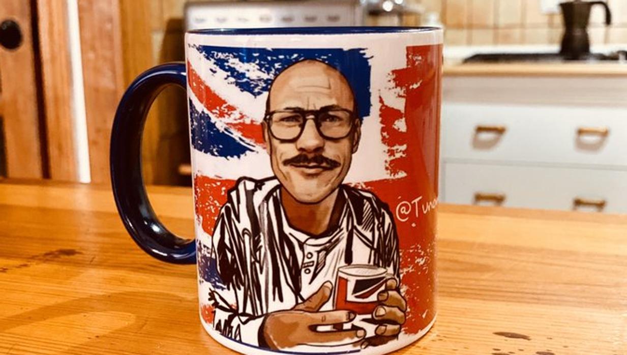 El actor recibió esta taza personalizada como homenaje a sus vídeos