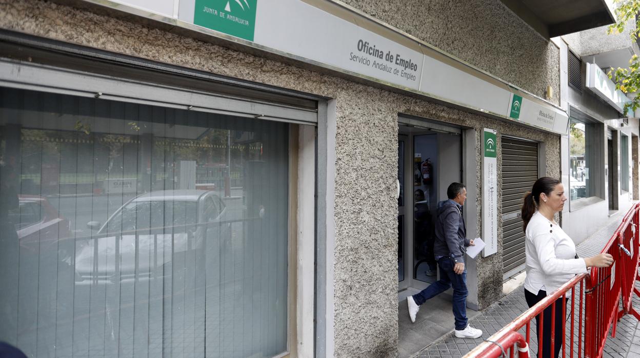 Un trabajador sale de una oficina de Empleo de Córdoba