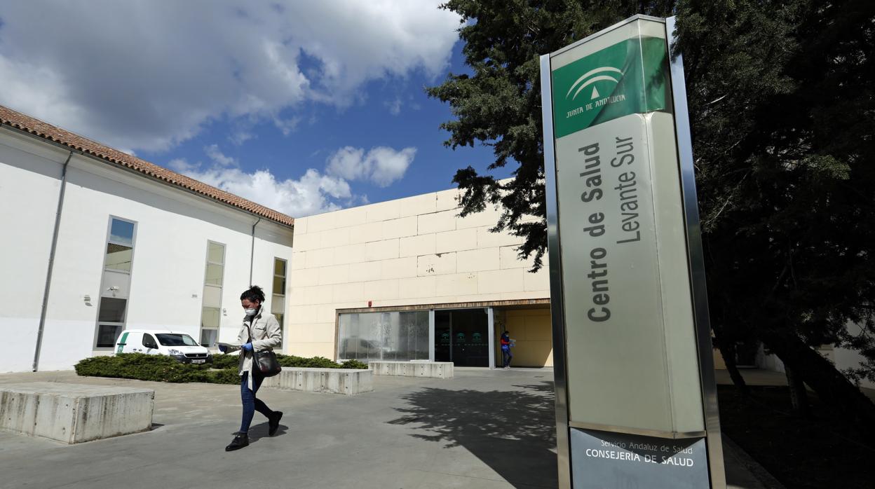 Una paciente sale del centro de salud de Levante Sur