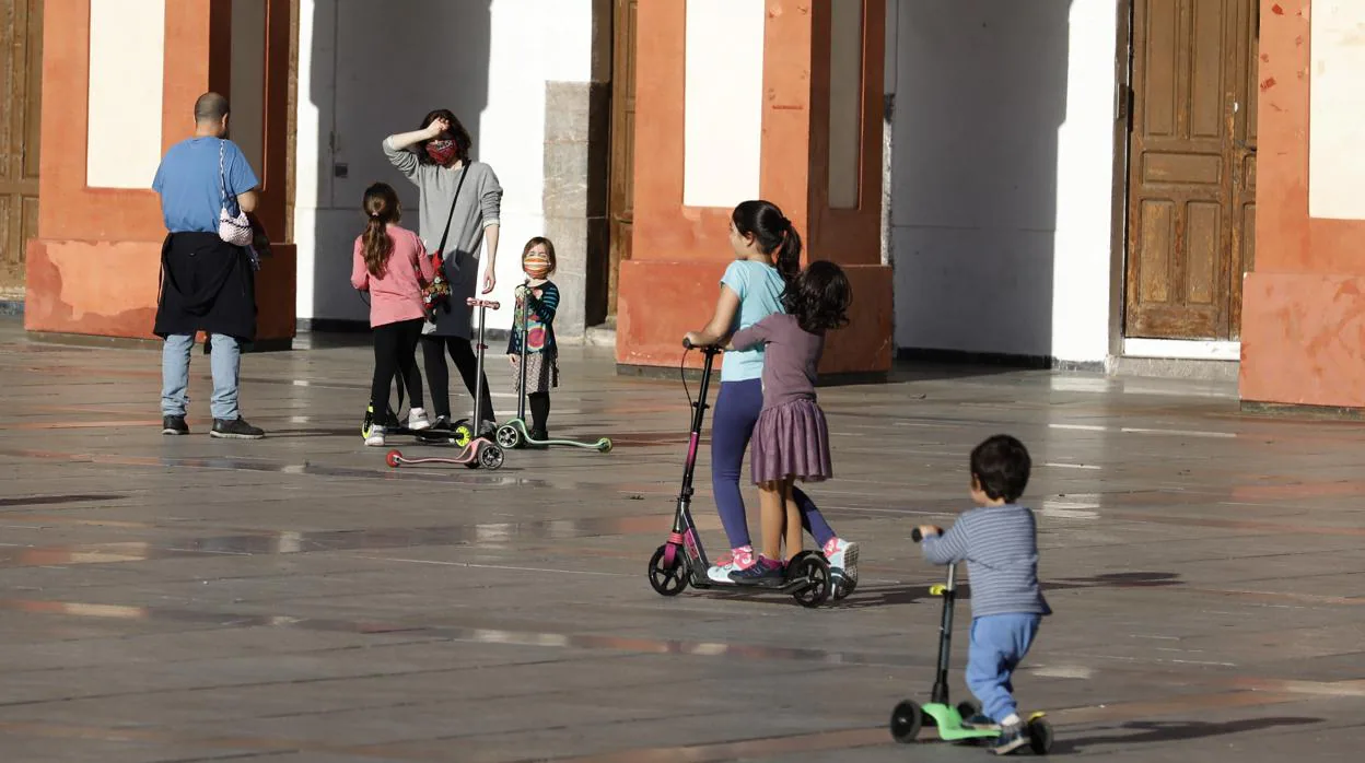 Niños jugando en la plaza de la Corredera durante el horario en el que pueden salir