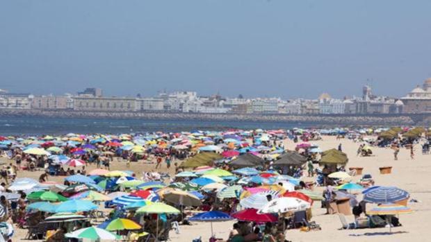 El PSOE ve una «ocurrencia» que Andalucía abra sus playas el 26 de mayo