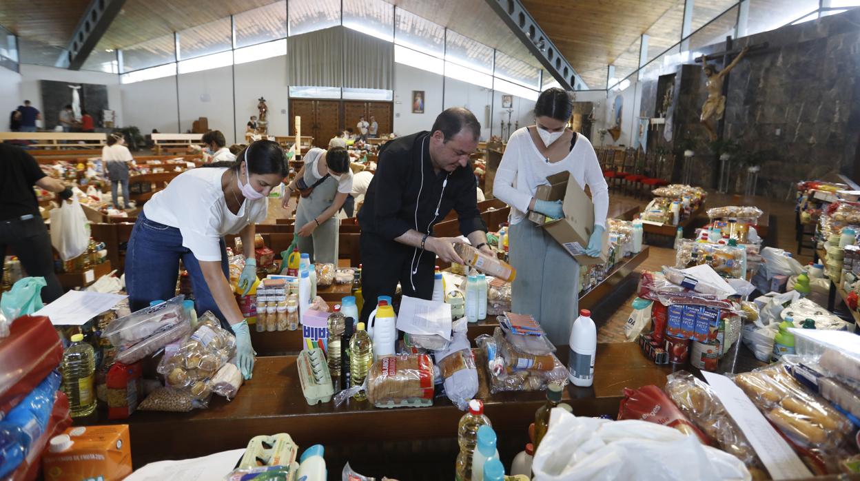 Ciudadanos recolectan comida en la parroquia del Figueroa