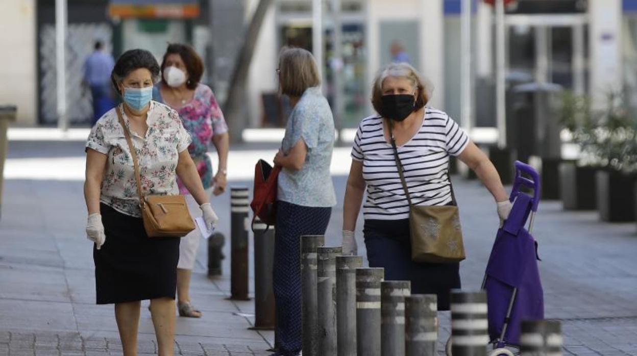 Señoras haciendo la plaza con la mascarilla puesta