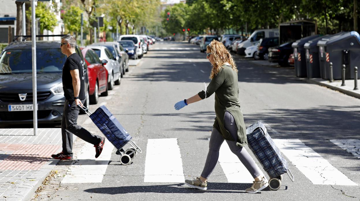 Peatones cruzan una calle