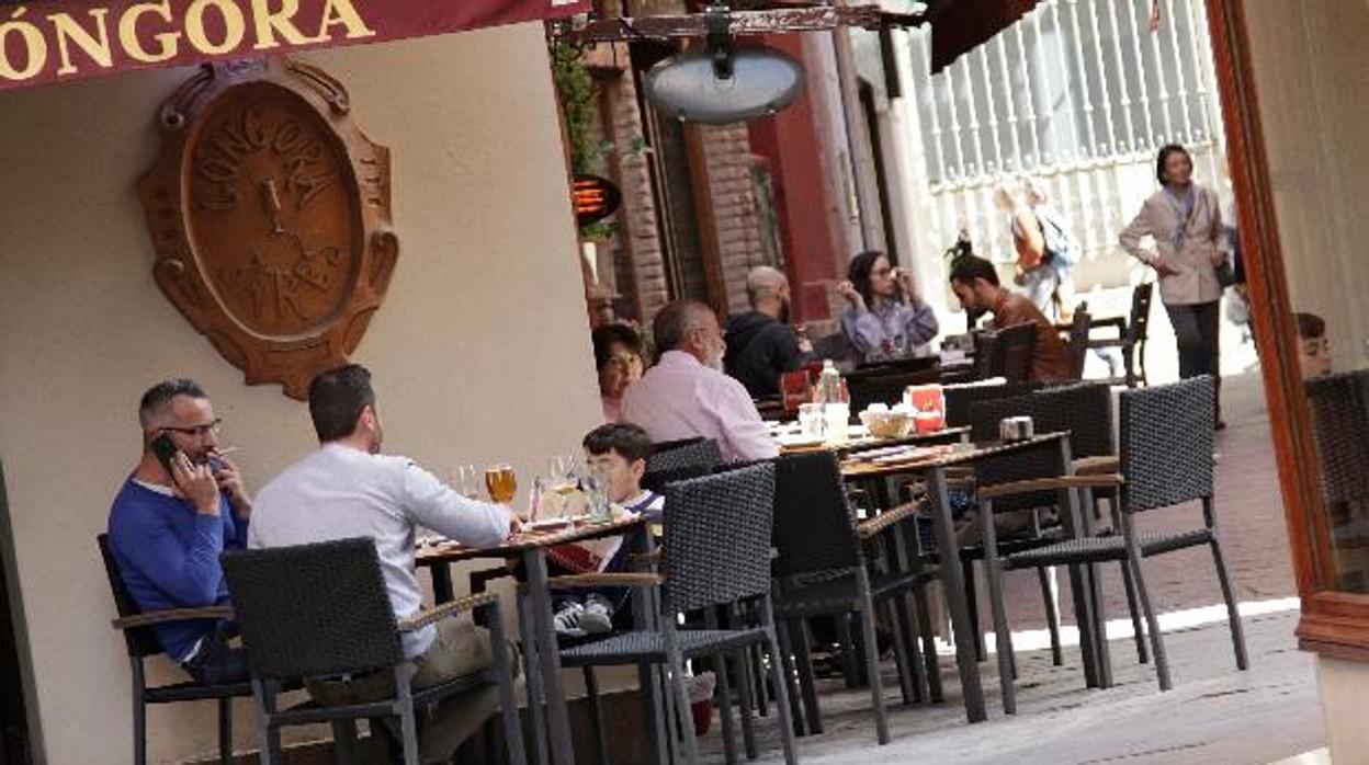 Mesas en la terraza de un bar en Sevilla