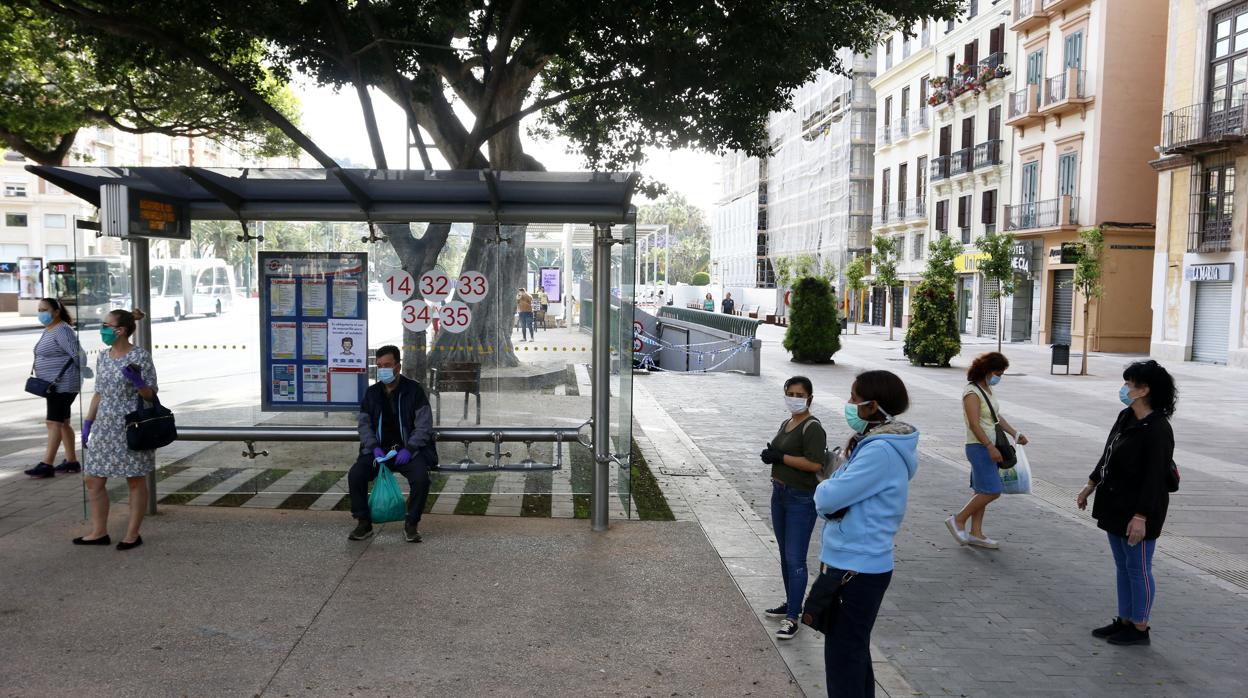 Una parada de autobús en la Alameda de Málaga durante el confinamiento