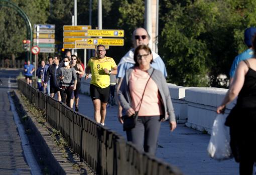 Cordobeses paseando por el Puente de San Rafael