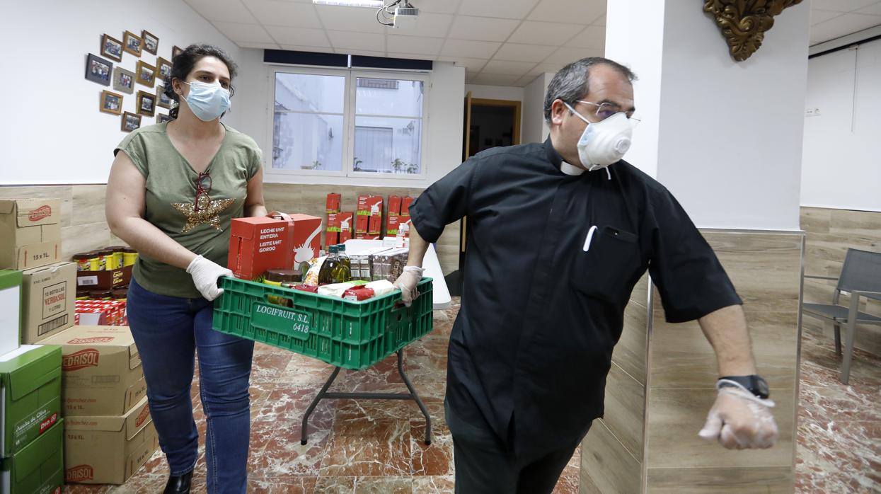 Antonio Reyes, párroco de Santa Teresa, durante la organizació de un reparto de alimentos