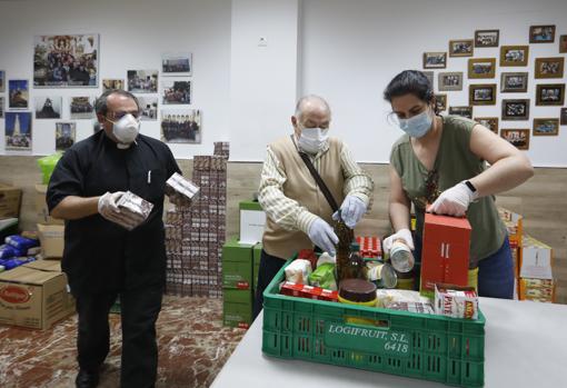 Antonio Reyes, cura de Santa Teresa, prepara con voluntarios el reparto de alimentos