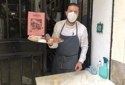 Antonio Puente sirve desayunos y menús para llevar desde su pequeño restaurante en el centro para arrancar su actividad en la Fase 0