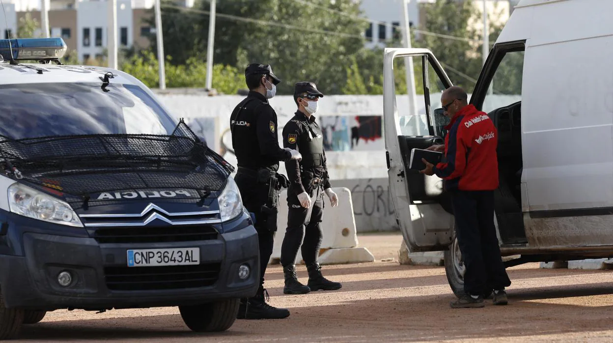 Agentes de la Policía Nacional junto a una furgoneta que circulaba durante el estado de alarma en Córdoba