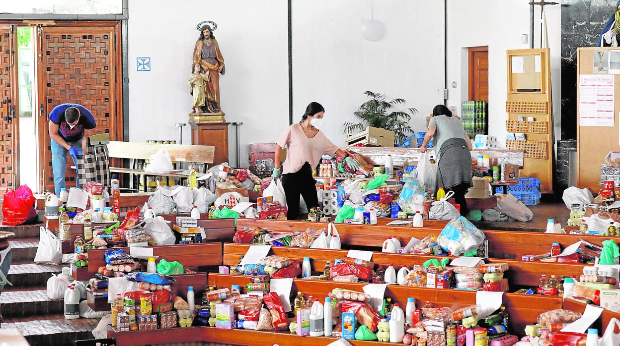 Reparto de comida en una parroquia