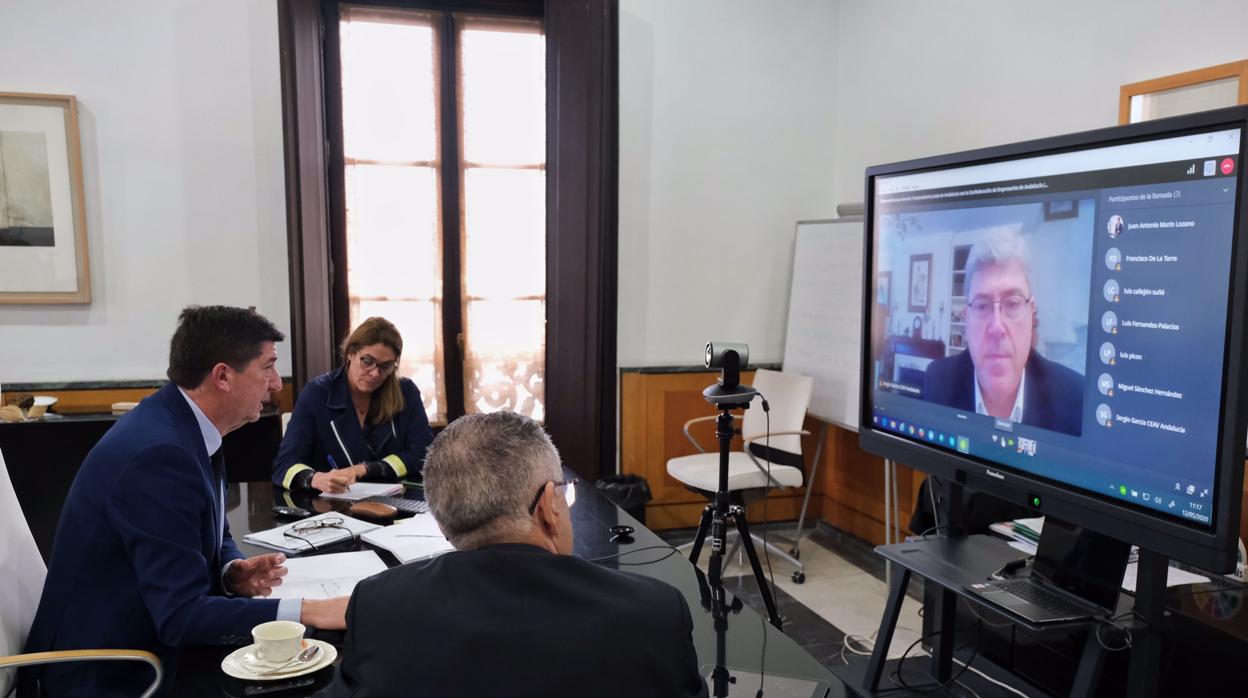 El consejero de Turismo, Juan Marín, en la reunión telemática que ha tenido con los empresarios del sector