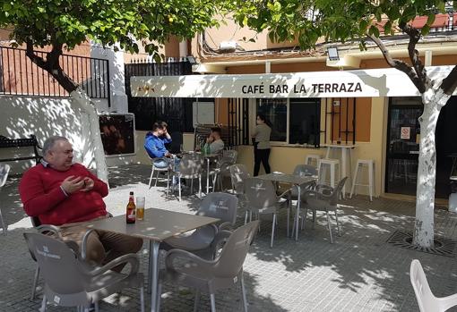 Un bar abierto en una avenida de Aguilar