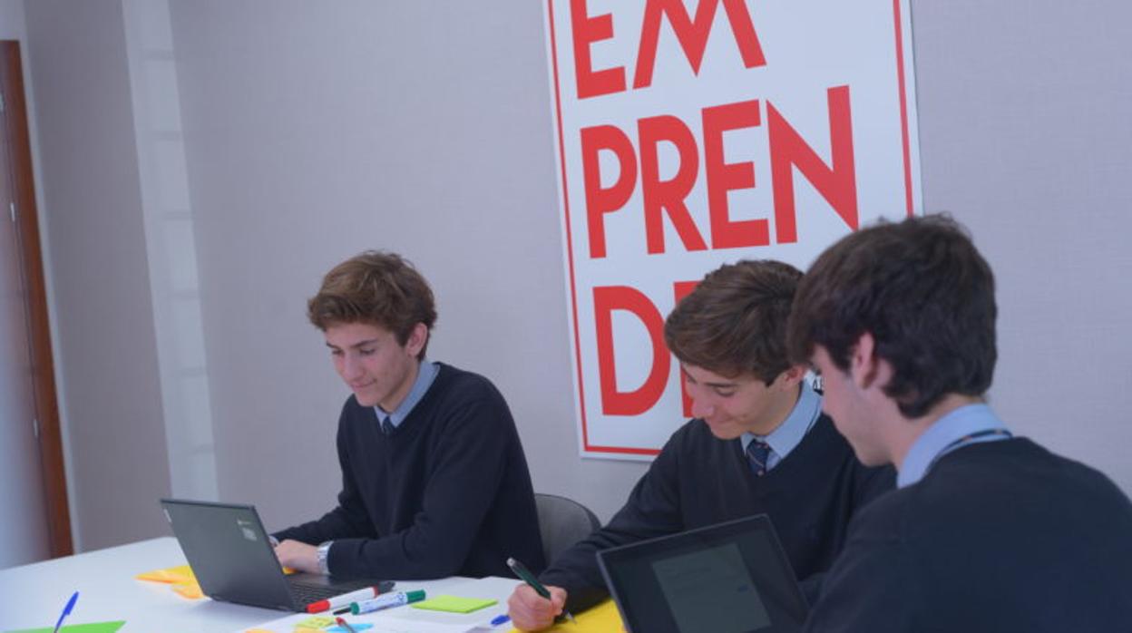 Alumnos del colegio Ahlzahir de Córdoba trabajando en proyectos del programa de BEX