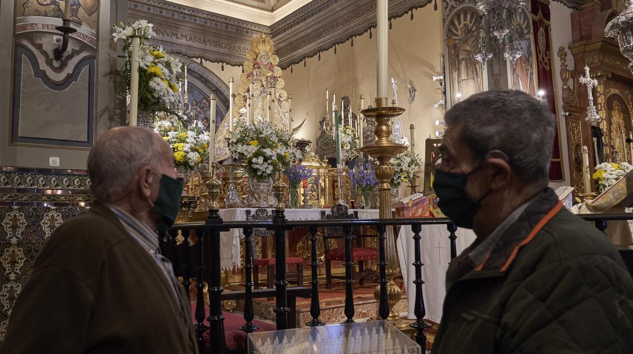 Dos abuelos almonteños contemplan a la Blanca Paloma tras dos meses sin verla