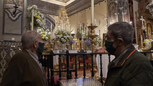La Asunción reabre sus puertas y los devotos pueden volver a contemplar a la Virgen del Rocío