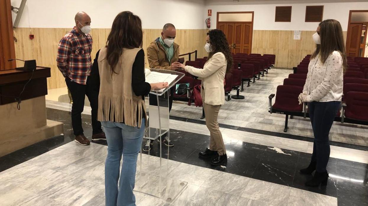 Boda de Manuel y María Victoria, oficiada hoy, 13 de mayo, en el Ayuntamiento de Córdoba