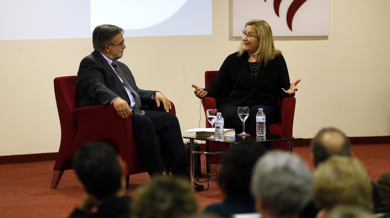 Luz Gabás y José Calvo Poyato, en una participación anterior en el Foro Cultural de ABC en Córdoba