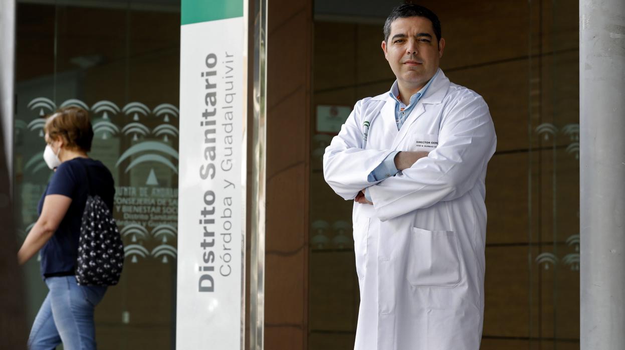 José Rumbao, ayer en el centro de salud Castilla del Pino de la capital