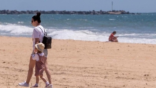Andalucía plantea abrir las playas el «8 o 10 de junio» y que se pueda entonces viajar entre provincias
