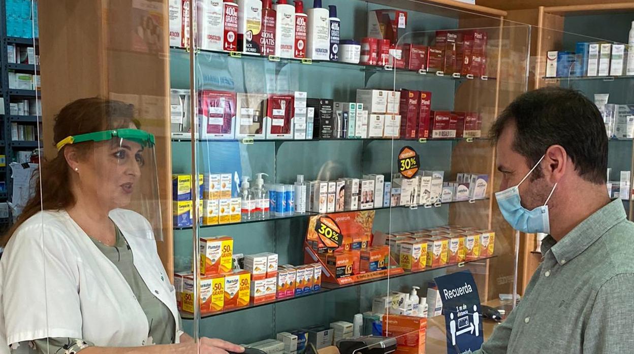 Un paciente retira medicamentos con la nueva receta