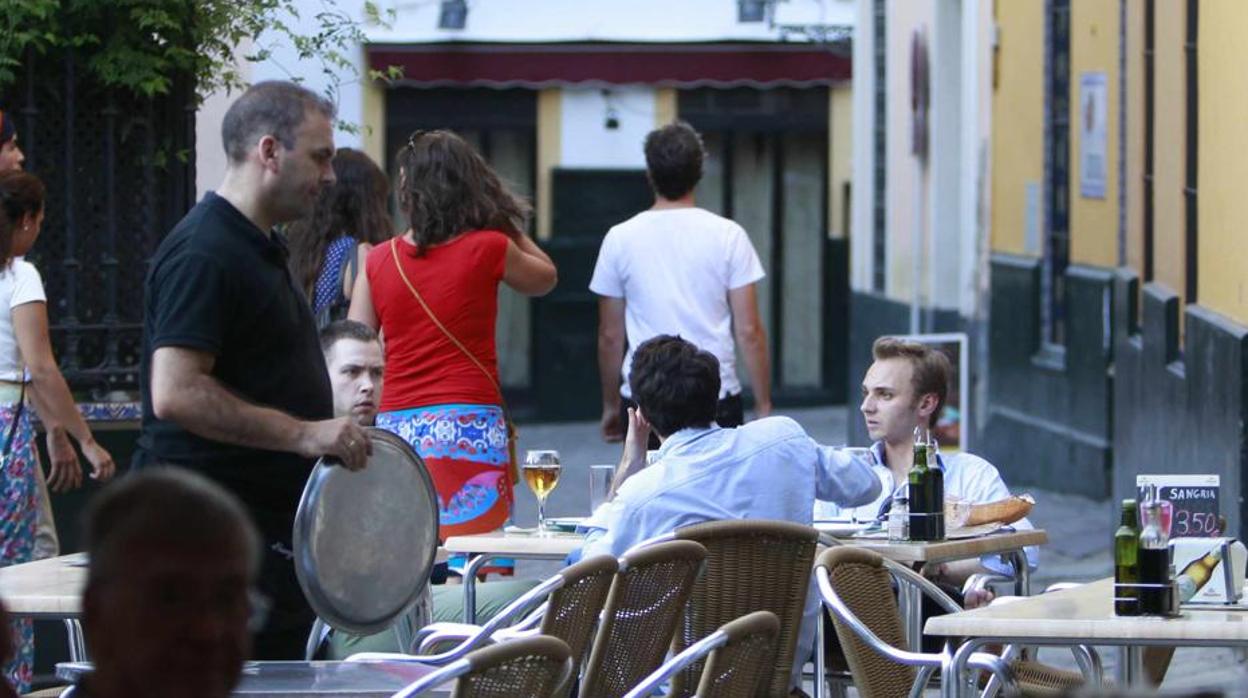 Velador de una bar en el centro de Sevilla