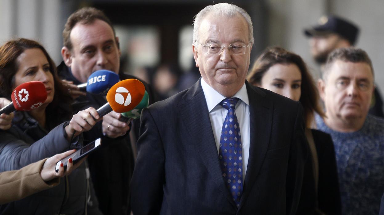 El exconsejero Antonio Fernández llegando a la Audiencia de Sevilla