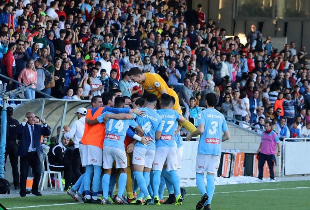 Los jugadores del Ciudad de Lucena celebran un gol