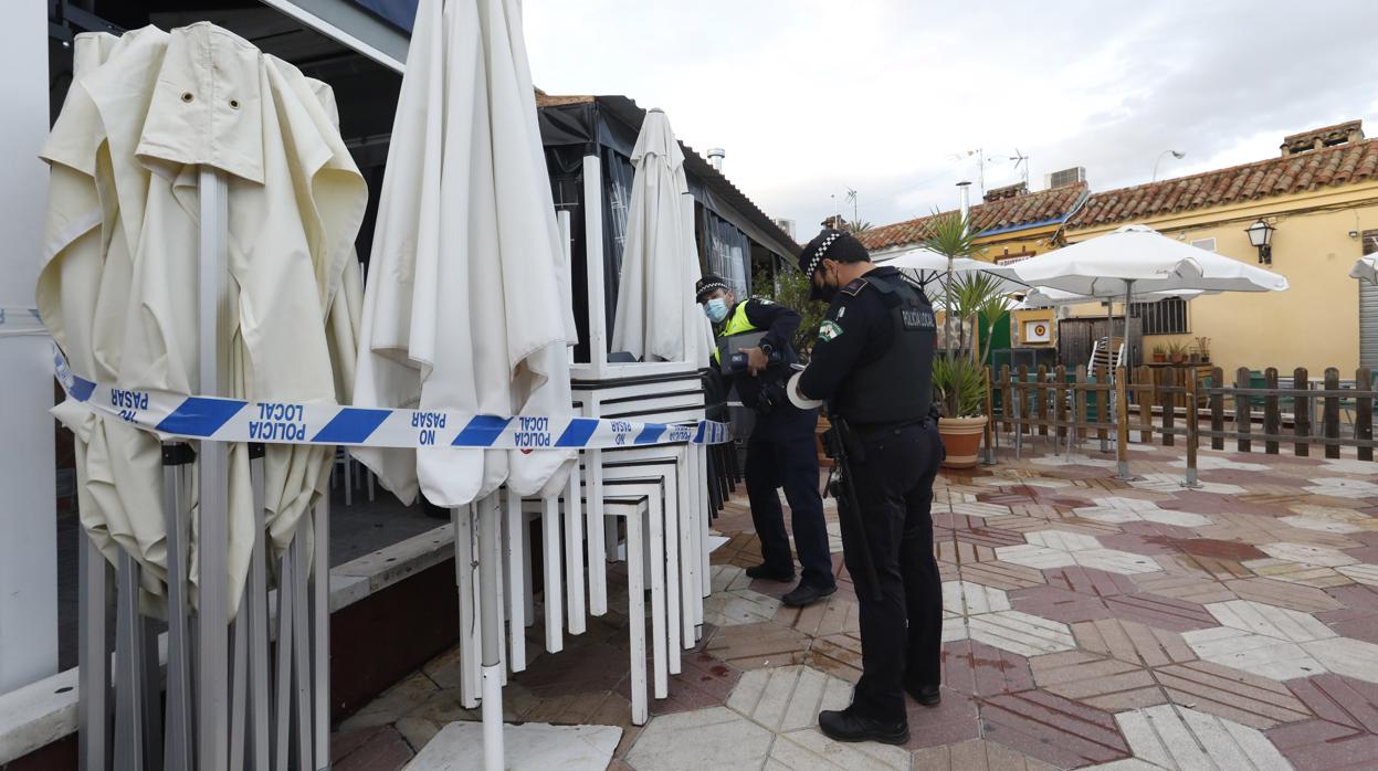 La Policía precita veladores en una terraza de Córdoba