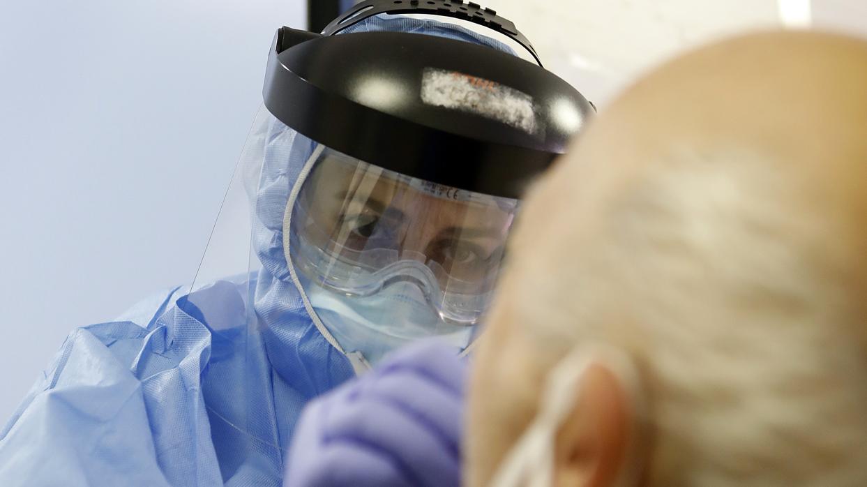 Una enfermera realiza un test a un hombre en un hospital de Córdoba
