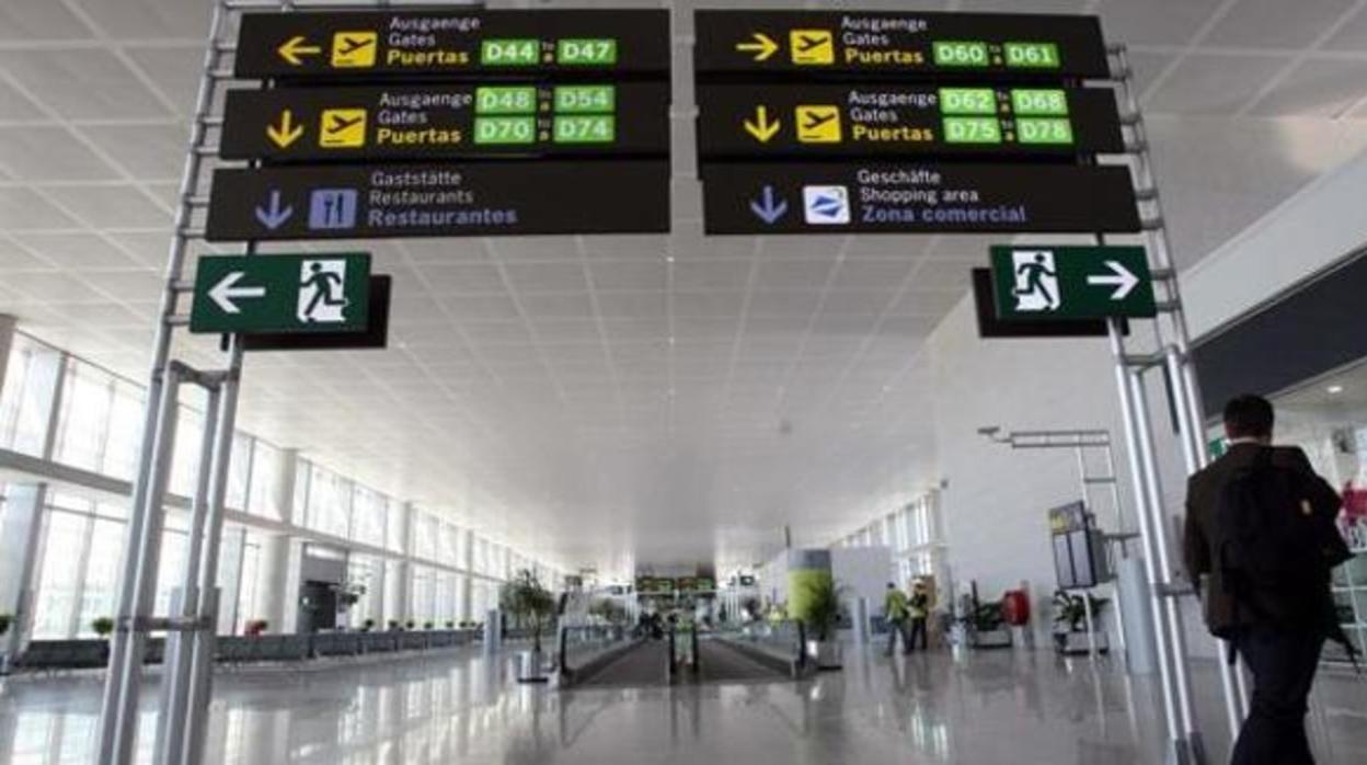 Un pasillo del aeropuerto de Málaga