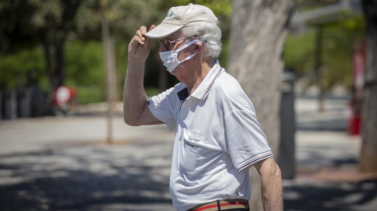 Un hombre se pone una gorra para protegerse del sol