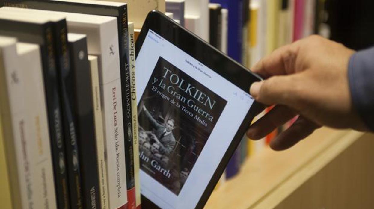 Un libro digital en una biblioteca