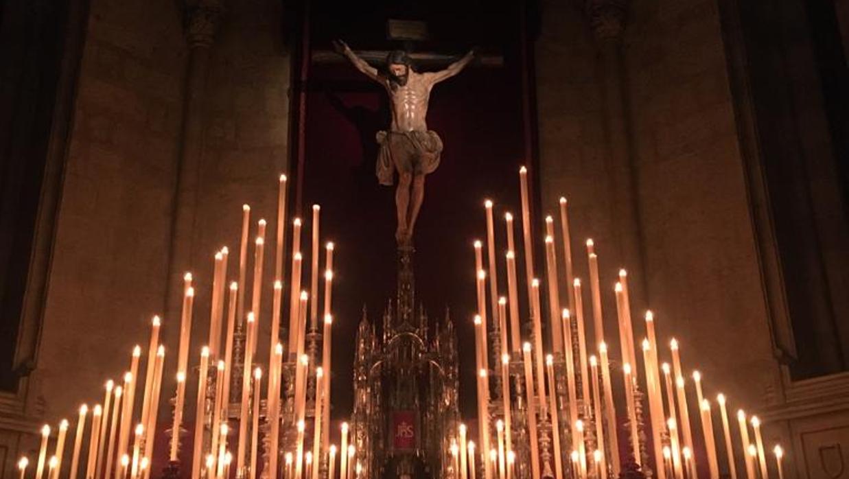 El Cristo de la Buena Muerte en el altar mayor de San Hipólito