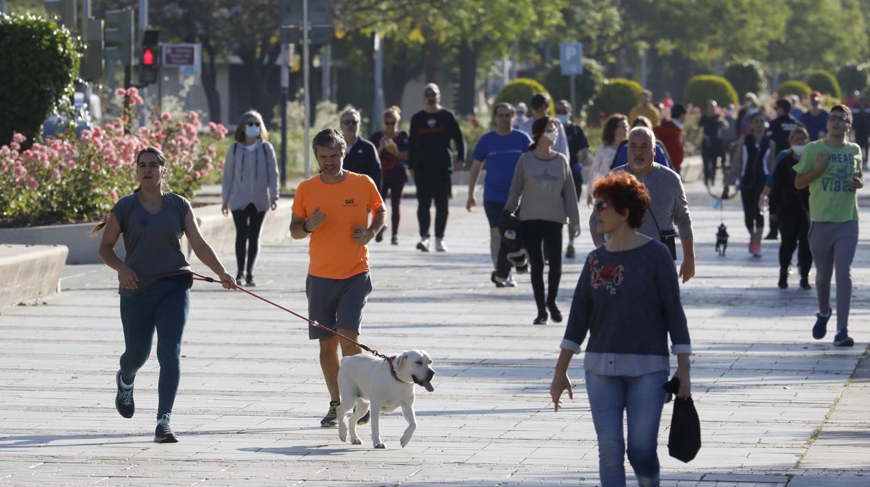 Vecinos de Córdoba pasean en el primer día de la desescalada del confinamiento en Córdoba