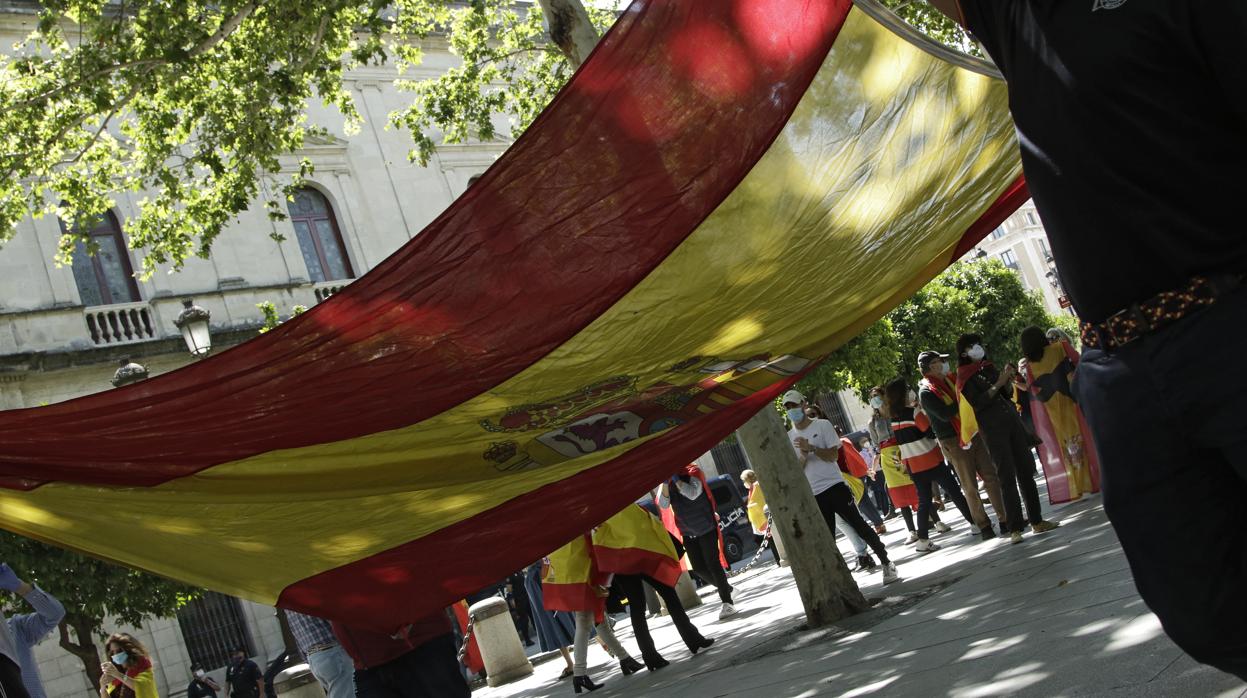 Gente con banderas de España en la Plaza Nueva y Avenida de la Constitución el pasado sábado