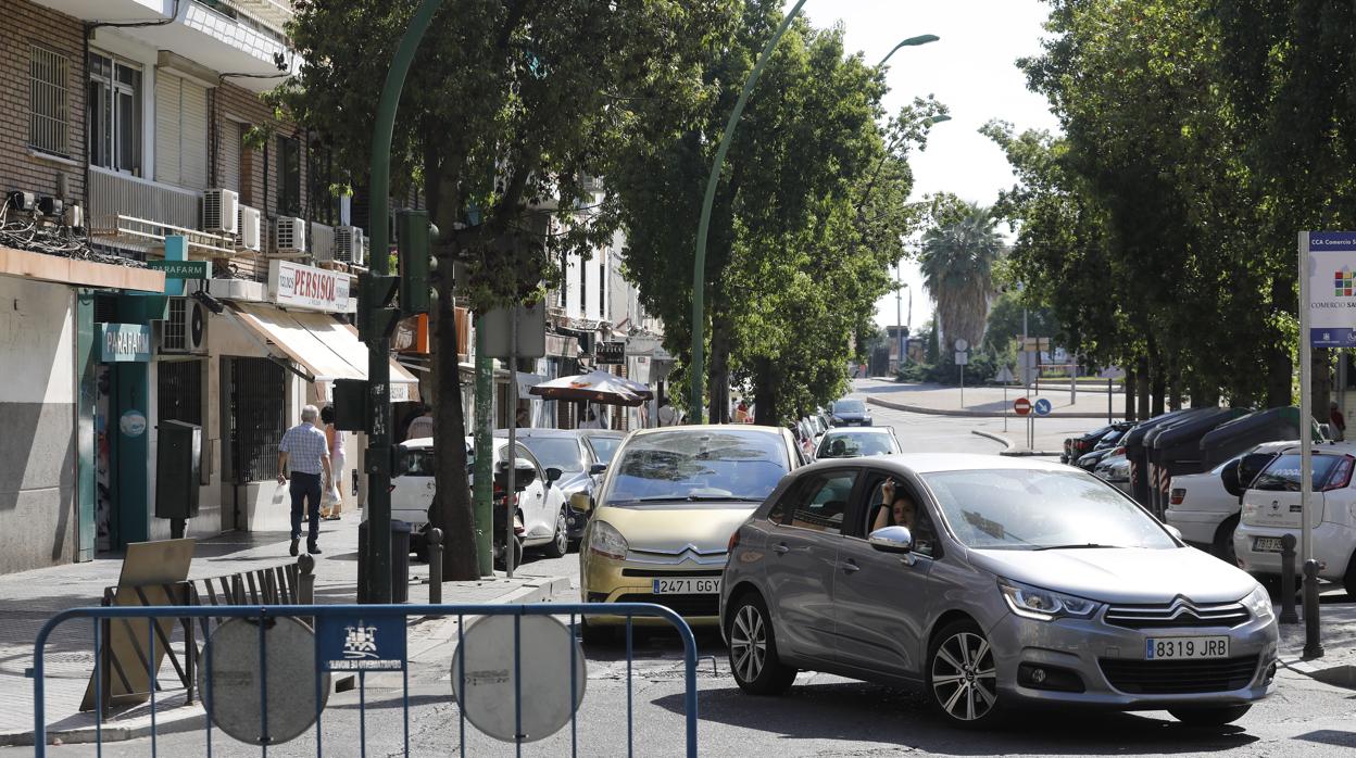 Varios vehículos giran en la avenida Almogavares de Córdoba