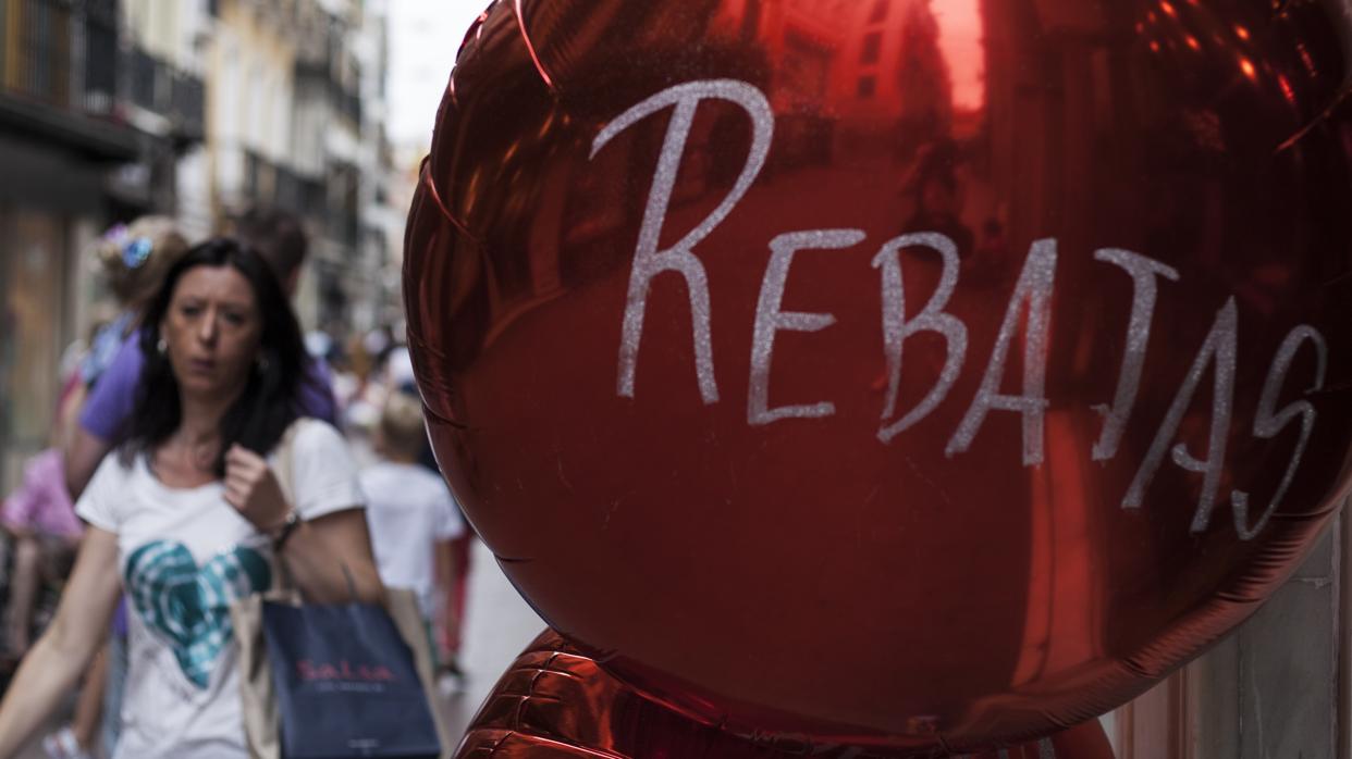 Dos mujeres en una tienda con rebajas al 70 por ciento en Sevilla