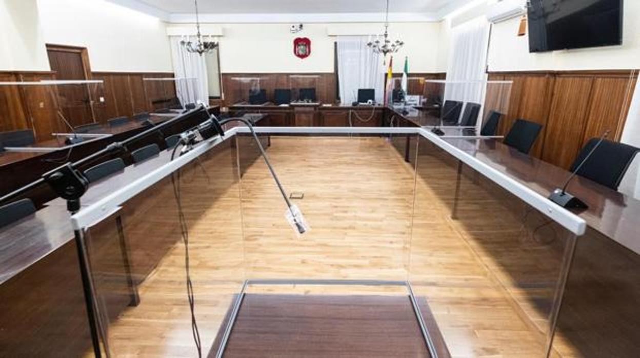 La sala de vistas de los ERE ha acogido el primer juicio con mamparas en la Audiencia de Sevilla