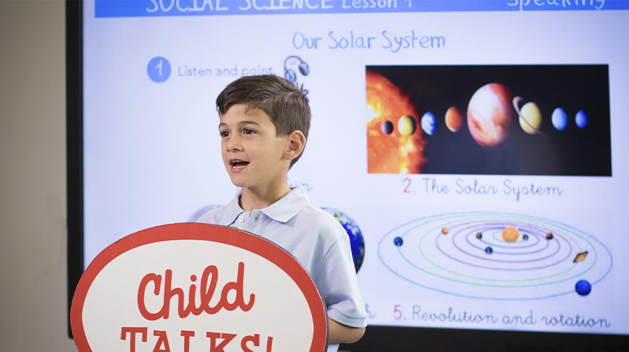 Alumno de Primaria de Ahzahir en la práctica de inglés "Child Talks!"