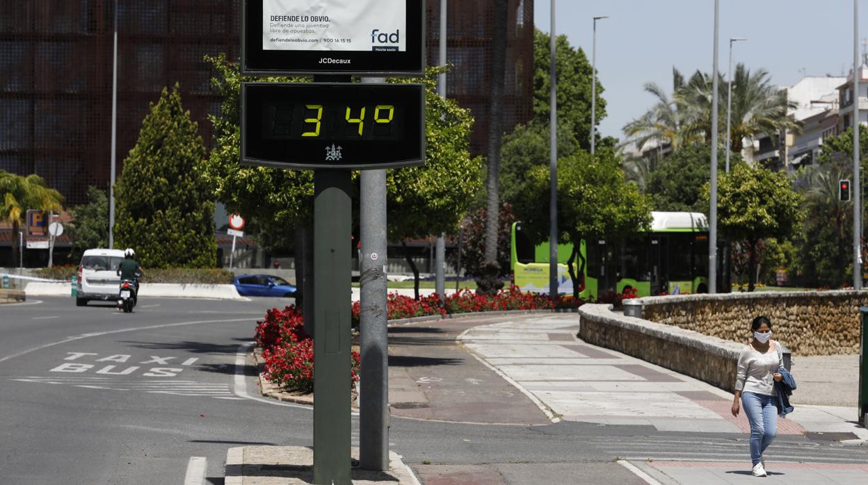 Un termómetro en el centro de la ciudad