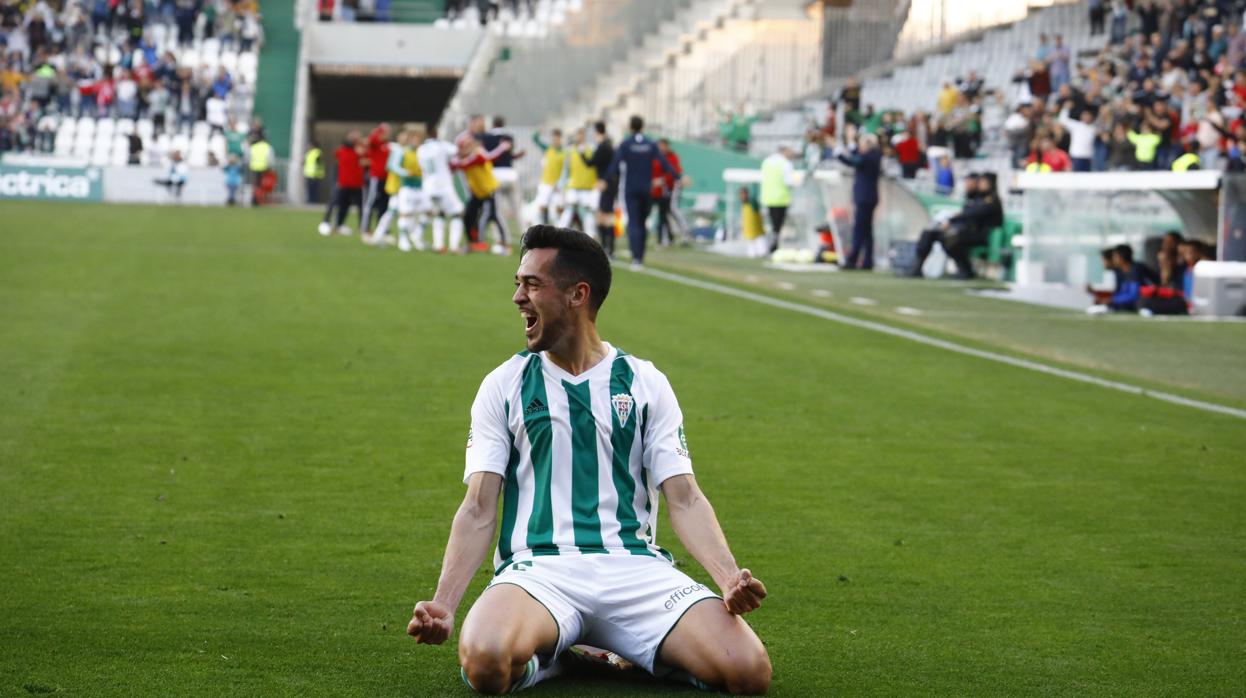 Iván Navarro celebra su gol ante el Sevilla Atlético