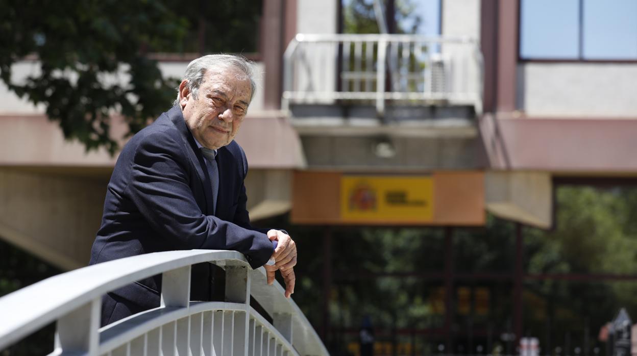 Antonio Brasero junto al edificio del SEPE en Córdoba