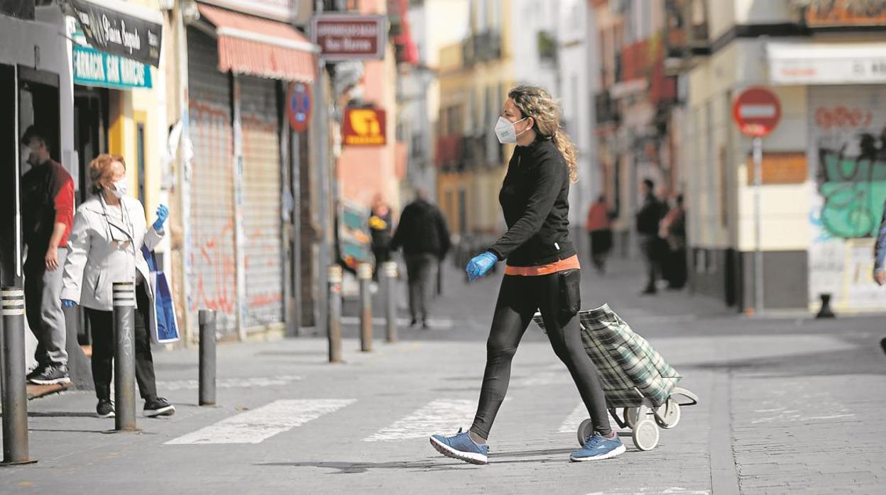 Mujer con mascarilla en Sevilla