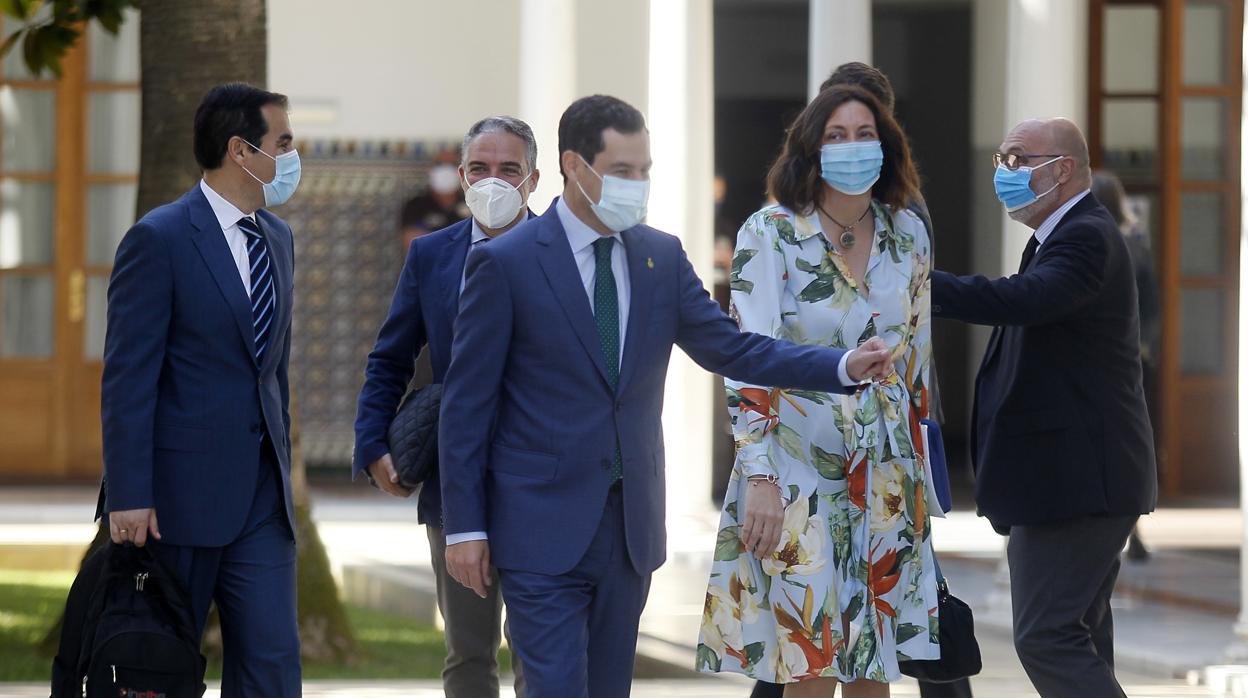 El presidente de la Junta, Juanma Moreno, junto a Loles López, Nieto, Bendodo y Alejandro Hernández, de Vox, este miércoles en el Parlamento